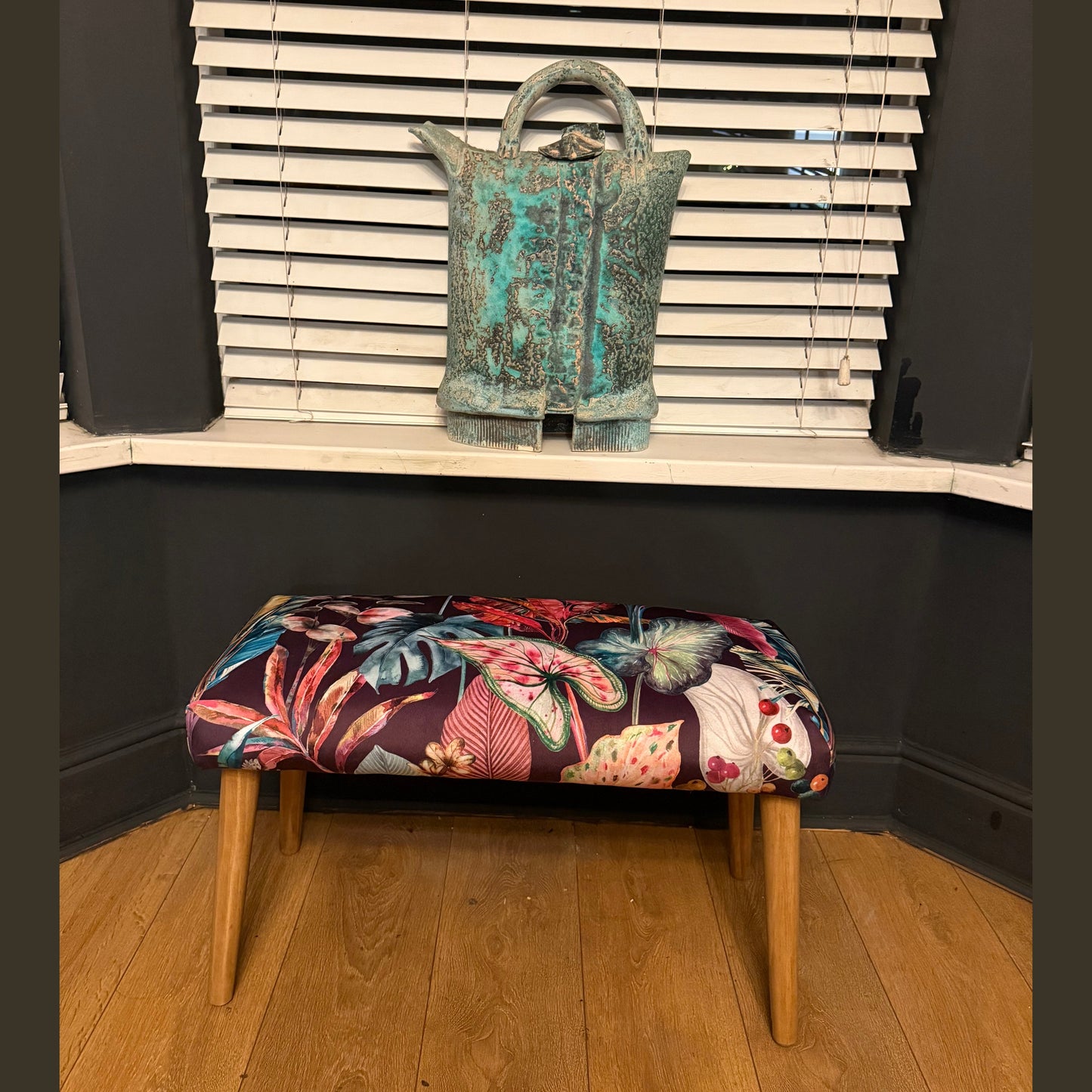 Botanical acid leaf velvet bench